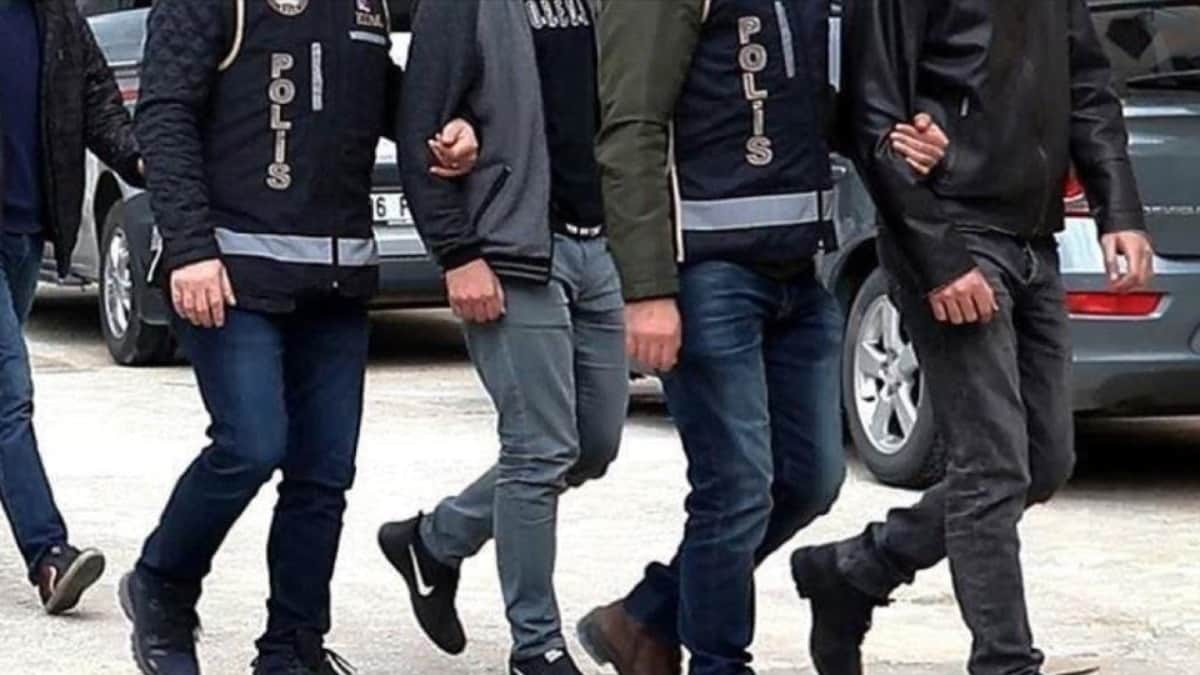 Takip edilen araçtaki engelli çift ve çocukları darbedildi: 4 gözaltı Takip edilen araçtaki engelli çift ve çocukları darbedildi: 4 gözaltı