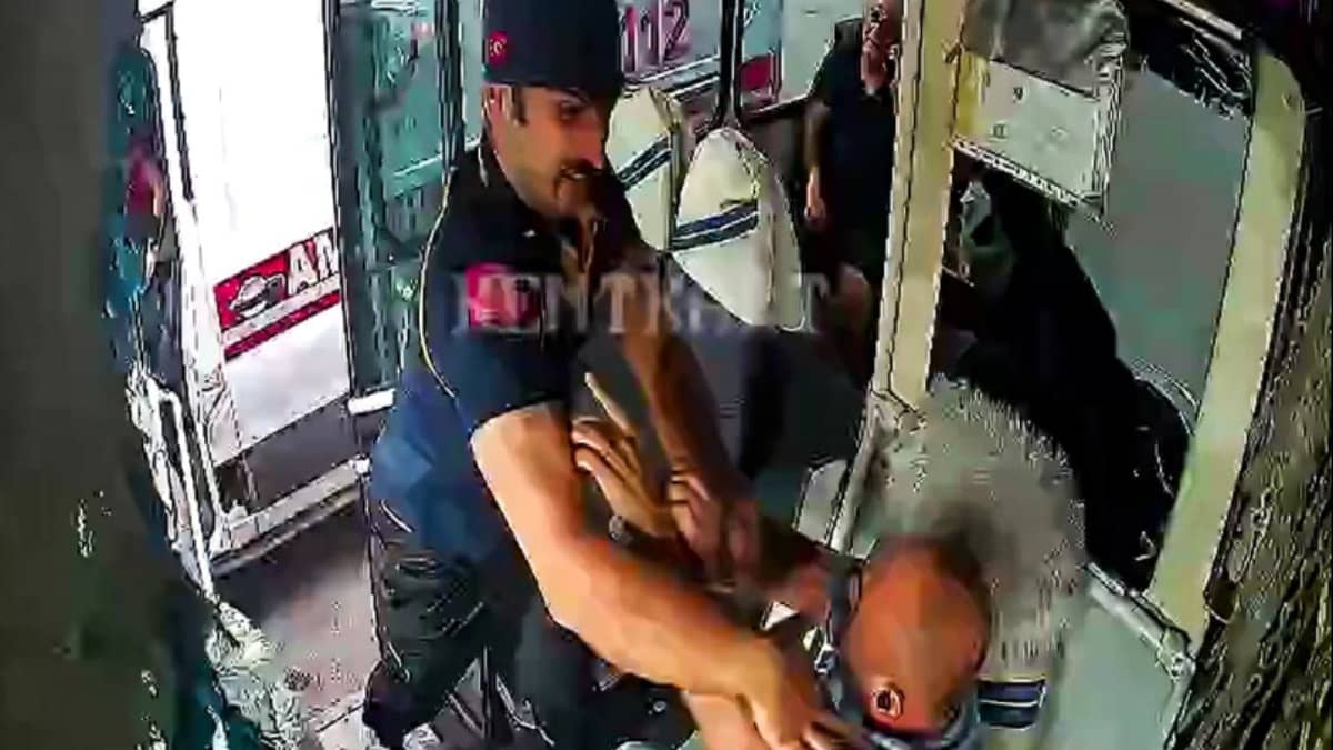 Ambulans şoförü otobüsü bastı! Ambulans şoförü otobüsü bastı!