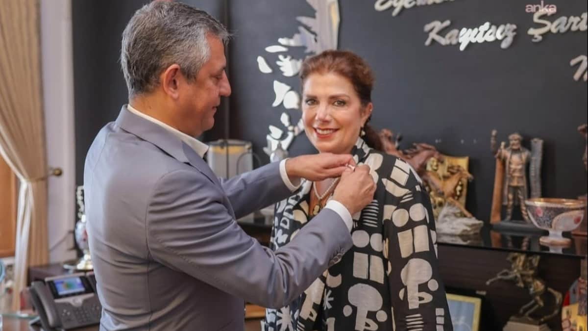 Ahmet Taner Kışlalı'nın eşi Nilüfer Kışlalı YENİ Parti'ye katıldı Ahmet Taner Kışlalı'nın eşi Nilüfer Kışlalı YENİ Parti'ye katıldı