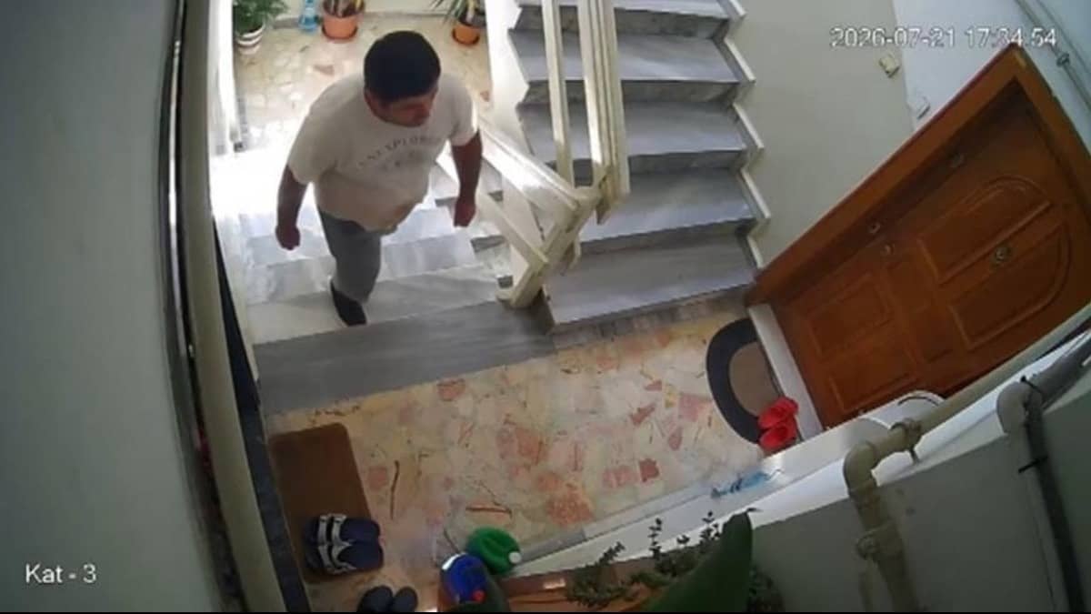 Sultangazi'de takıntılı komşu dehşeti: Anneyi bıçakladı, engelli komşuya bardak fırlattı Sultangazi'de takıntılı komşu dehşeti: Anneyi bıçakladı, engelli komşuya bardak fırlattı