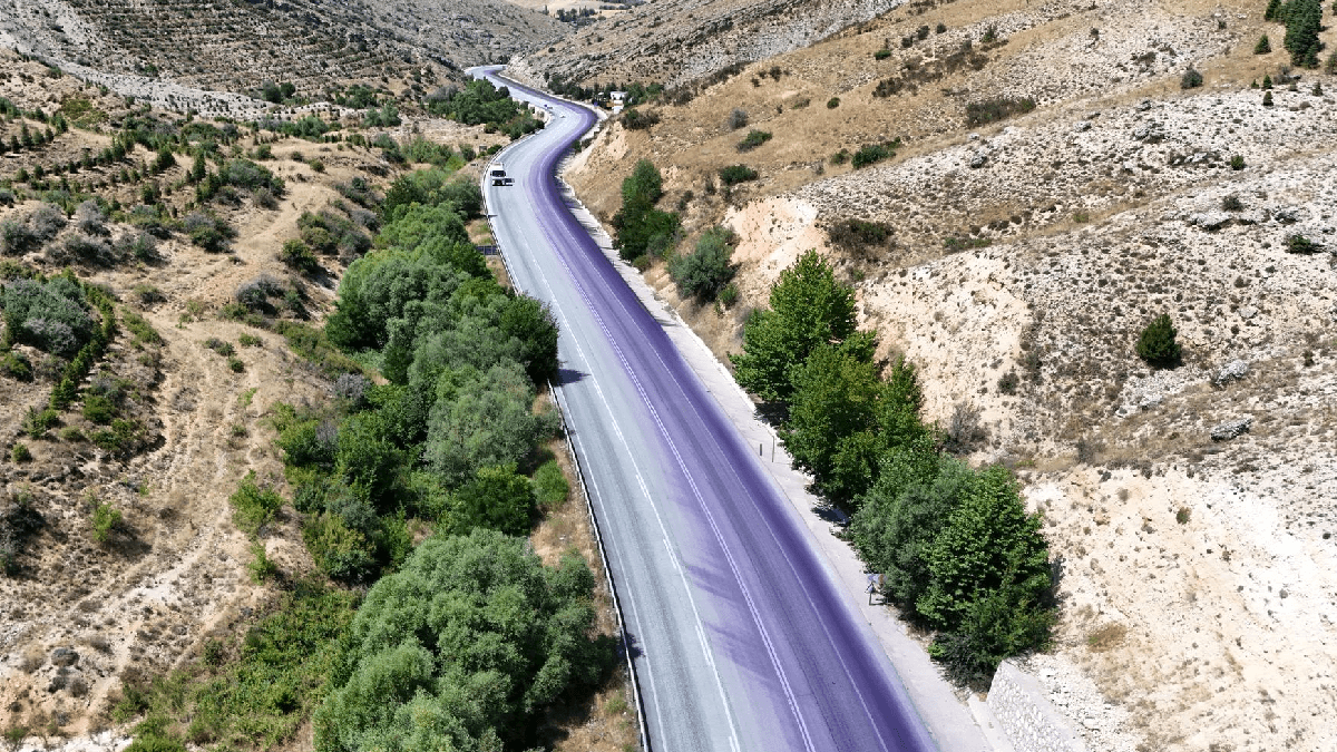 Araçları mora boyayan yol temizlenmeyince çareyi bunu yapmakta buldular Araçları mora boyayan yol temizlenmeyince çareyi bunu yapmakta buldular