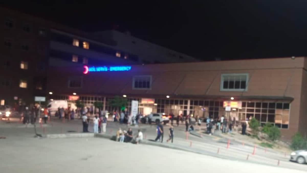 Kimyasal zehirlenme şüphesiyle 2 kişi hastaneye kaldırıldı! Acil servis kapatıldı Kimyasal zehirlenme şüphesiyle 2 kişi hastaneye kaldırıldı! Acil servis kapatıldı