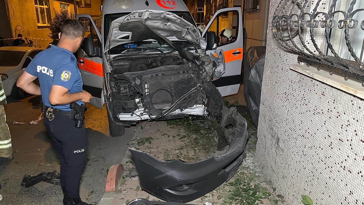 İstanbul'da hasta taşıyan ambulans ile otomobil çarpıştı: Sağlık çalışanları yaralandı İstanbul'da hasta taşıyan ambulans ile otomobil çarpıştı: Sağlık çalışanları yaralandı