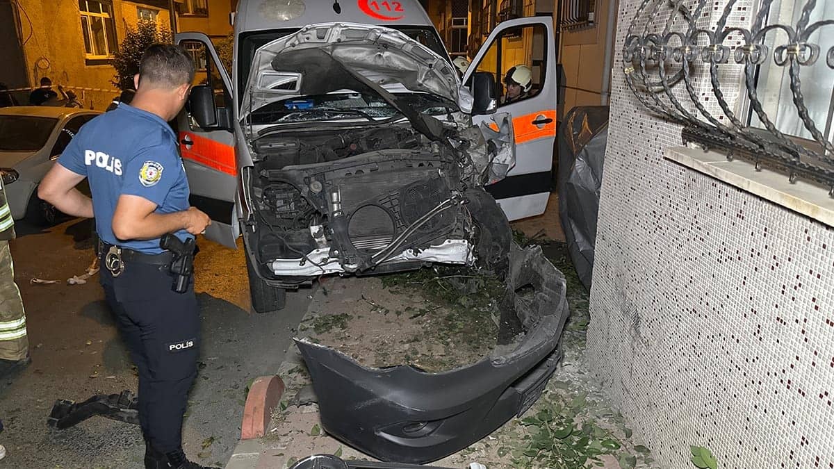 İstanbul'da hasta taşıyan ambulans ile otomobil çarpıştı: Sağlık çalışanları yaralandı İstanbul'da hasta taşıyan ambulans ile otomobil çarpıştı: Sağlık çalışanları yaralandı