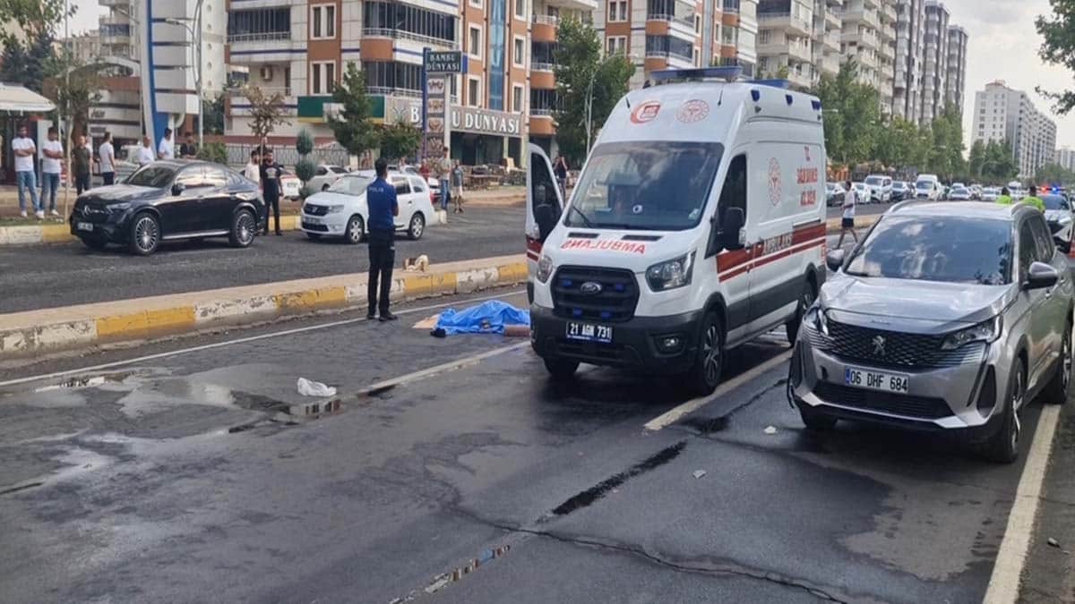 Otomobiliyle yayaya çarpıp ölümüne neden olan sürücü tutuklandı Otomobiliyle yayaya çarpıp ölümüne neden olan sürücü tutuklandı