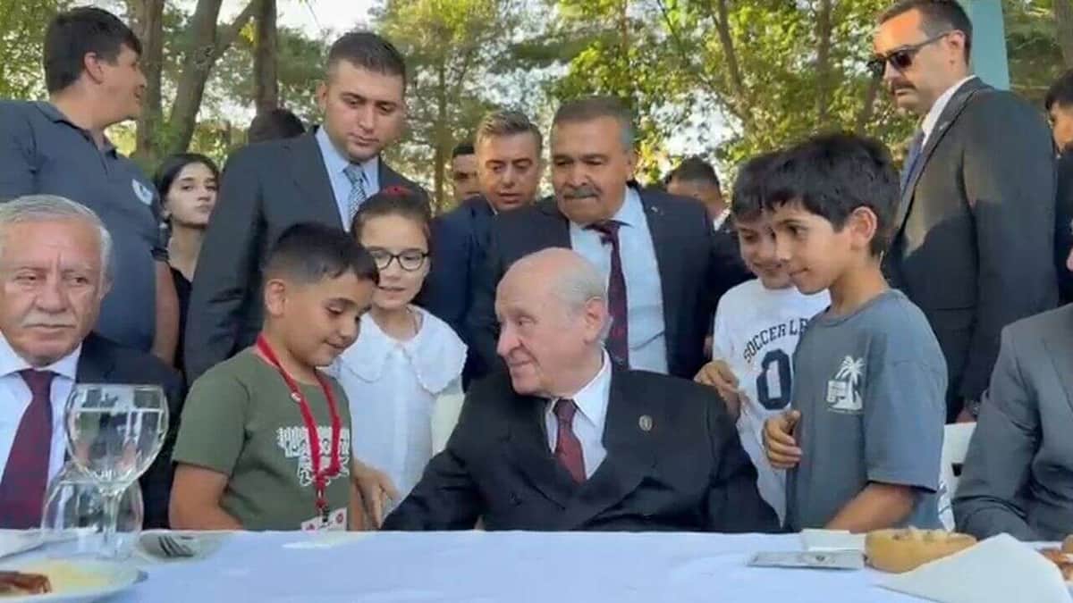 Bahçeli'nin adını sorduğu çocukla diyaloğu dikkat çekti Bahçeli'nin adını sorduğu çocukla diyaloğu dikkat çekti