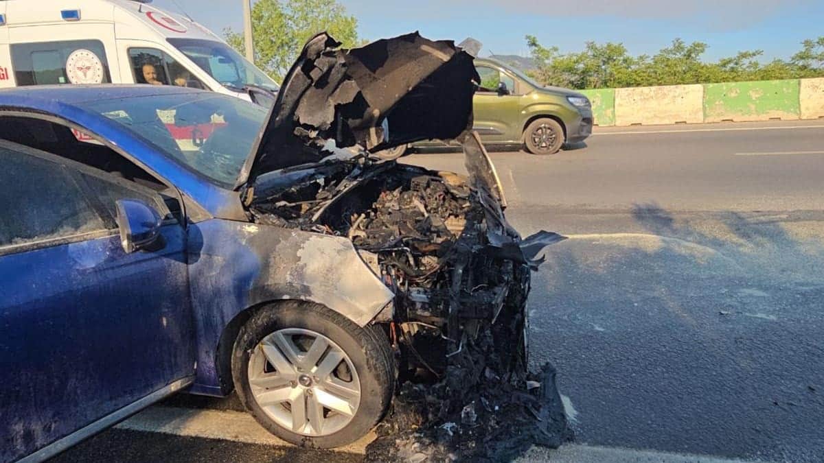 Seyir halindeki otomobil bir anda alev aldı Seyir halindeki otomobil bir anda alev aldı