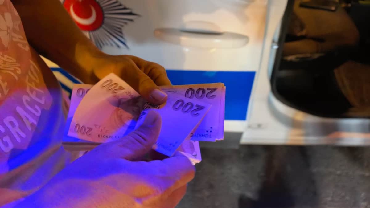 Aracın üzerinde bulduğu 30 bin TL'yi polise teslim etti Aracın üzerinde bulduğu 30 bin TL'yi polise teslim etti