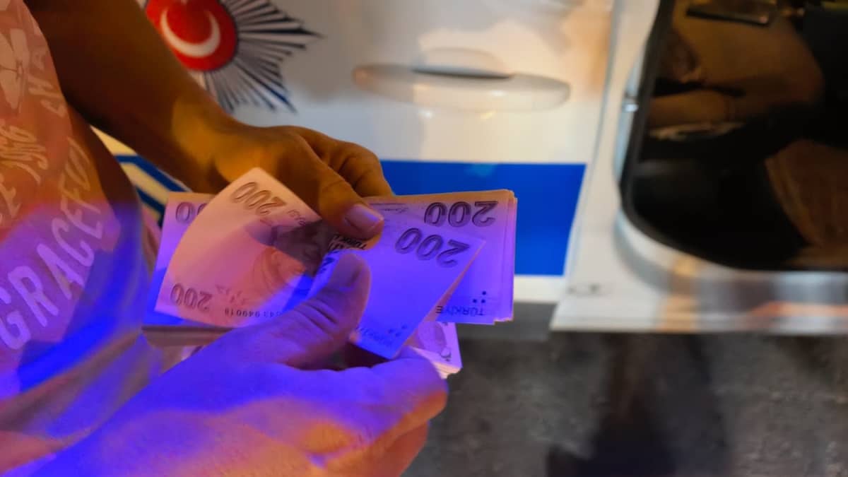 Aracın üzerinde bulduğu 30 bin TL'yi polise teslim etti Aracın üzerinde bulduğu 30 bin TL'yi polise teslim etti