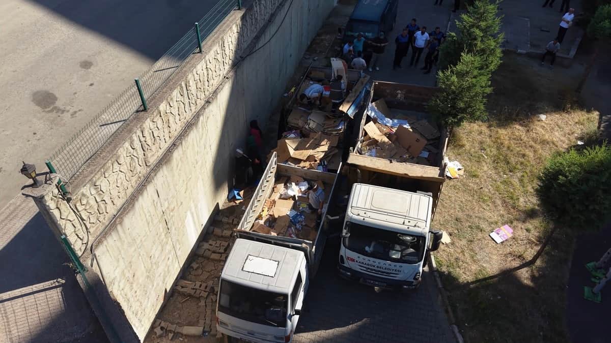 Anne ve oğlu site içerisinde 4 kamyon çöp biriktirdi Anne ve oğlu site içerisinde 4 kamyon çöp biriktirdi