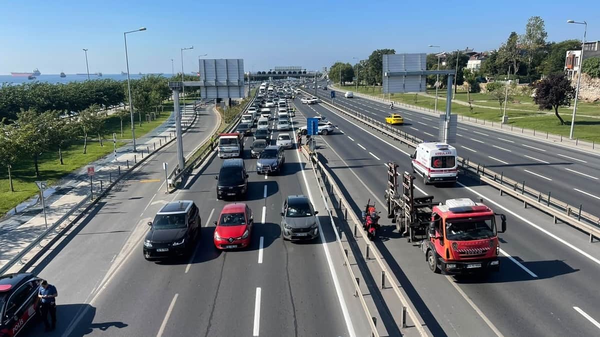 Fatih'te araç yangını: Sahil yolu trafiğe kapandı Fatih'te araç yangını: Sahil yolu trafiğe kapandı