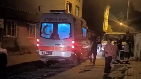 Silahlı kavgada baba ve 4 yaşındaki oğlu yaralandı Silahlı kavgada baba ve 4 yaşındaki oğlu yaralandı