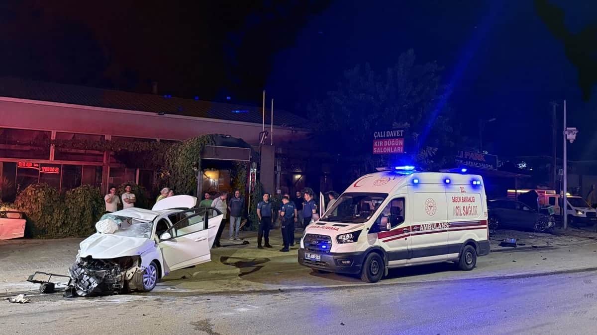 Bursa'da feci kaza: 2 ölü, 2 yaralı Bursa'da feci kaza: 2 ölü, 2 yaralı