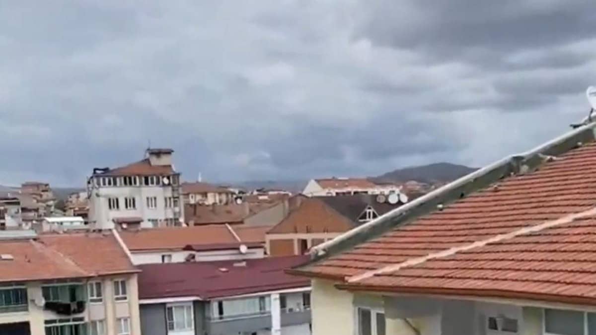 Çorum'da camiden yükselen şarkı şaşkına çevirdi Çorum'da camiden yükselen şarkı şaşkına çevirdi