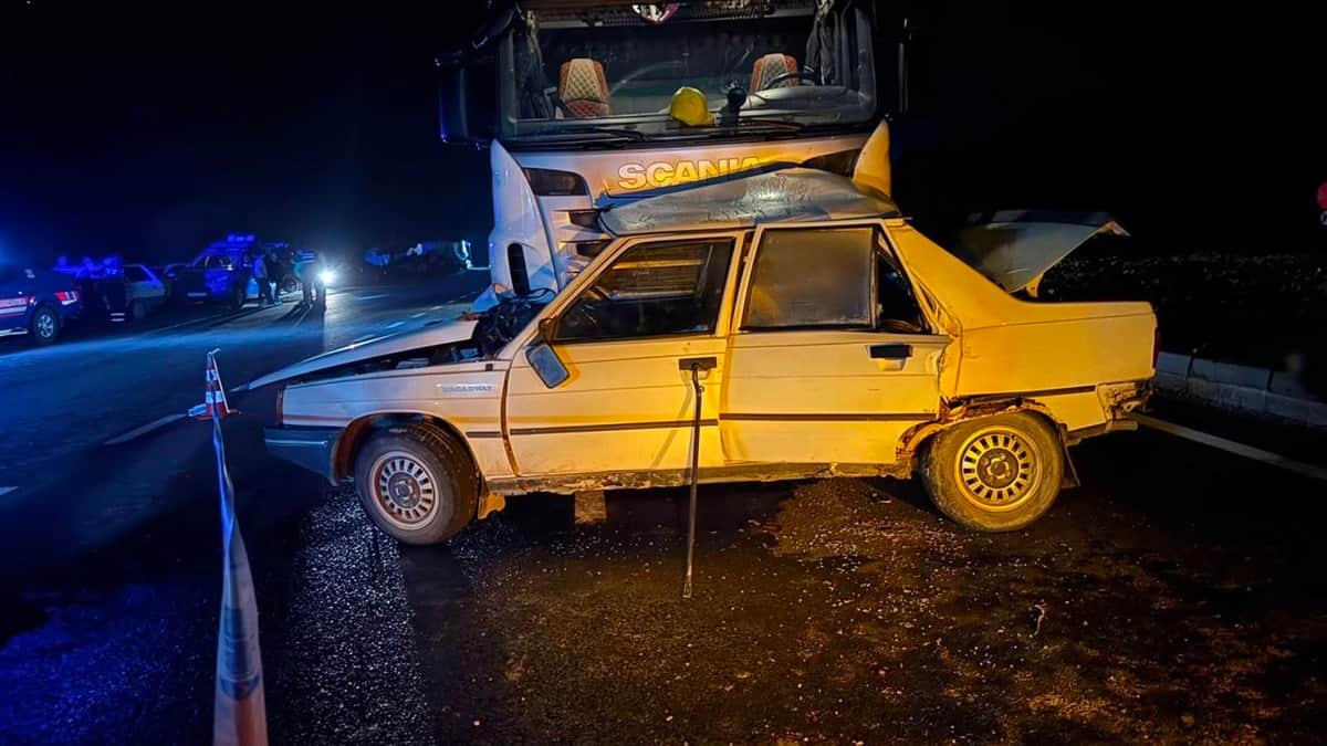 Kastamonu'da tır ile otomobilin çarpışması sonucu 2 kişi hayatını kaybetti Kastamonu'da tır ile otomobilin çarpışması sonucu 2 kişi hayatını kaybetti