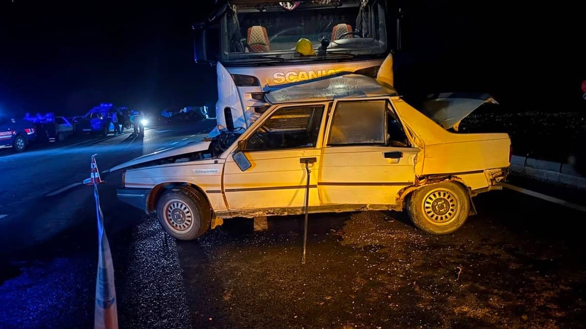 Kastamonu'da tır ile otomobilin çarpışması sonucu 2 kişi hayatını kaybetti Kastamonu'da tır ile otomobilin çarpışması sonucu 2 kişi hayatını kaybetti
