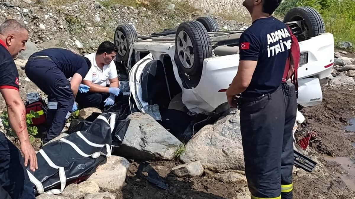 Dereye uçan otomobildeki 2 kadın hayatını kaybetti Dereye uçan otomobildeki 2 kadın hayatını kaybetti