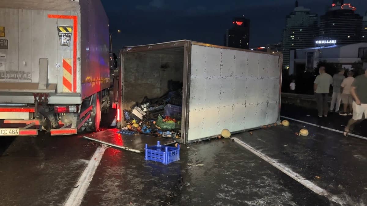 İstanbul'da 11 araç birbirine girdi: Yaralılar var İstanbul'da 11 araç birbirine girdi: Yaralılar var