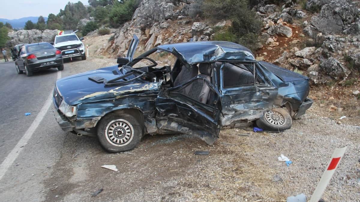 Tırın çarptığı araç hurdaya döndü: 1 ölü, 3 yaralı Tırın çarptığı araç hurdaya döndü: 1 ölü, 3 yaralı