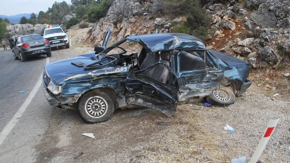 Tırın çarptığı araç hurdaya döndü: 1 ölü, 3 yaralı Tırın çarptığı araç hurdaya döndü: 1 ölü, 3 yaralı