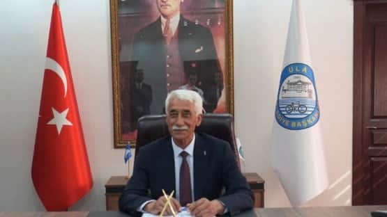 Belediye başkanı Caner, 9 meclis üyesiyle birlikte CHP'den istifa etti Belediye başkanı Caner, 9 meclis üyesiyle birlikte CHP'den istifa etti