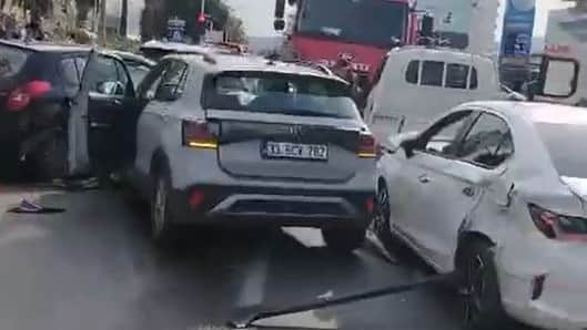 Mersin'de 7 aracın karıştığı zincirleme kaza Mersin'de 7 aracın karıştığı zincirleme kaza