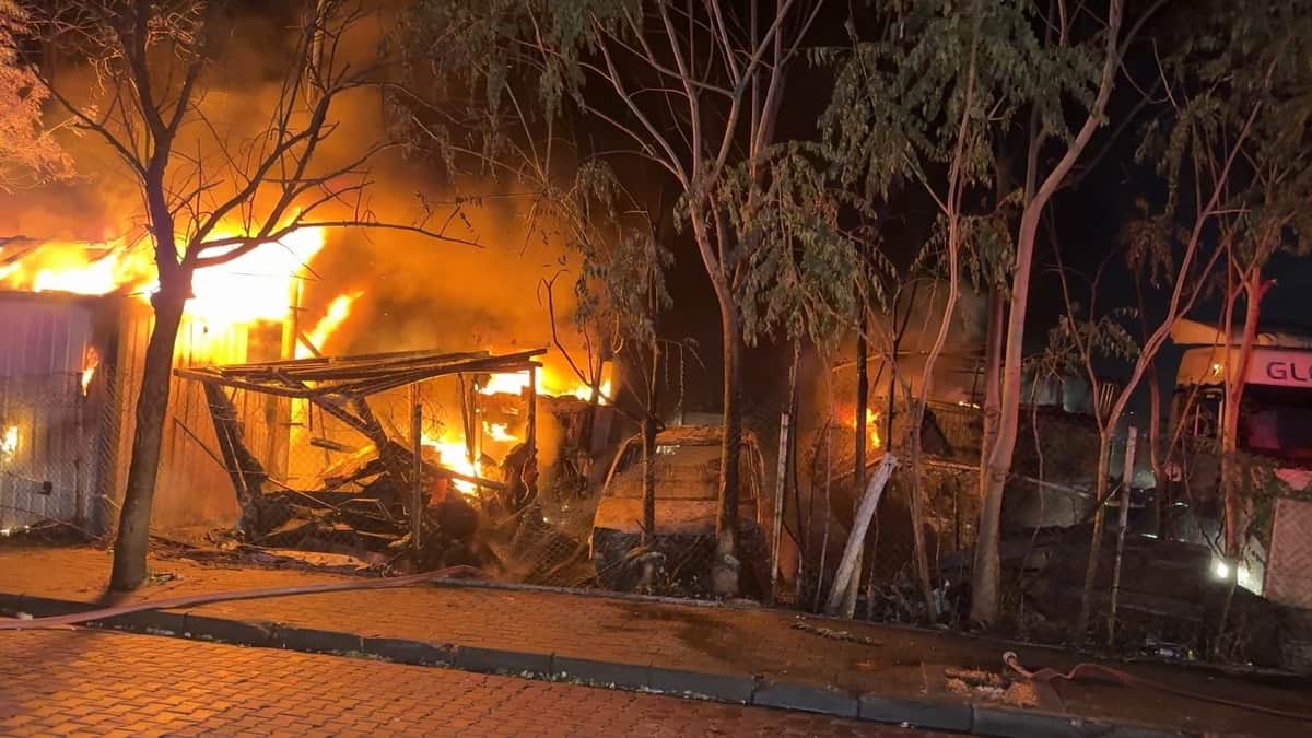 Avcılar'da TIR parkında yangın: 5 araç kullanılamaz hale geldi Avcılar'da TIR parkında yangın: 5 araç kullanılamaz hale geldi