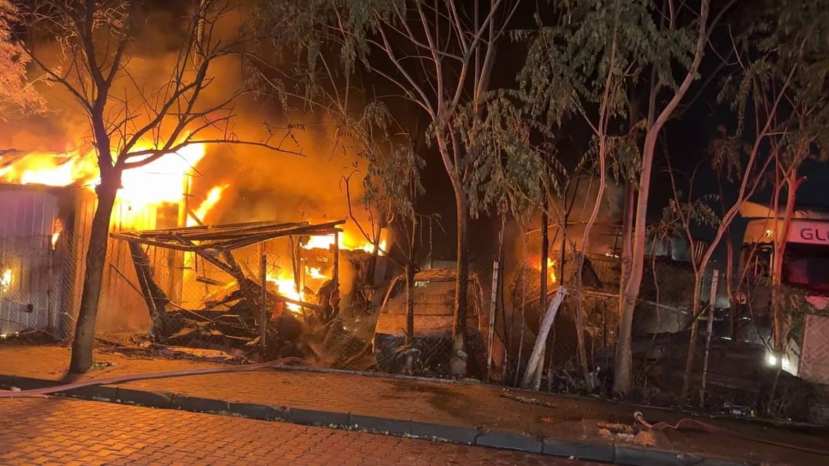 Avcılar'da TIR parkında yangın: 5 araç kullanılamaz hale geldi Avcılar'da TIR parkında yangın: 5 araç kullanılamaz hale geldi