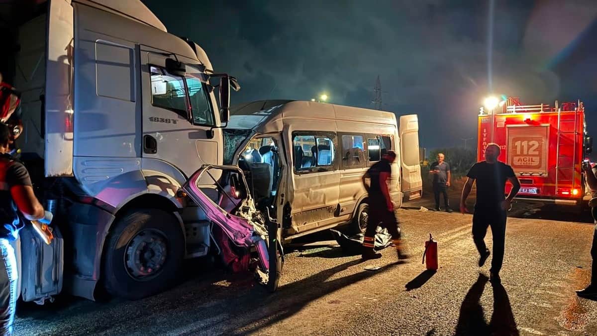 Hatay'da servis minibüsü ile tır çarpıştı: 1 ölü, 14 yaralı Hatay'da servis minibüsü ile tır çarpıştı: 1 ölü, 14 yaralı
