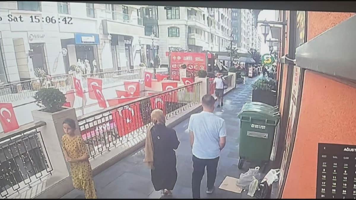 Beyoğlu'nda kaybolan 13 yaşındaki kız konsolosluk aracılığıyla ailesine ulaştı Beyoğlu'nda kaybolan 13 yaşındaki kız konsolosluk aracılığıyla ailesine ulaştı