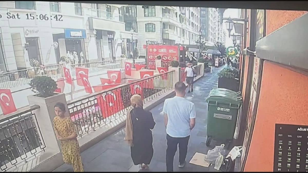 Beyoğlu'nda kaybolan 13 yaşındaki kız konsolosluk aracılığıyla ailesine ulaştı Beyoğlu'nda kaybolan 13 yaşındaki kız konsolosluk aracılığıyla ailesine ulaştı