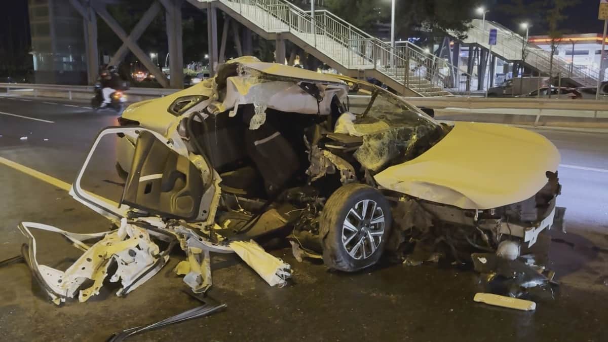 İETT'ye çarpan otomobil paramparça oldu İETT'ye çarpan otomobil paramparça oldu