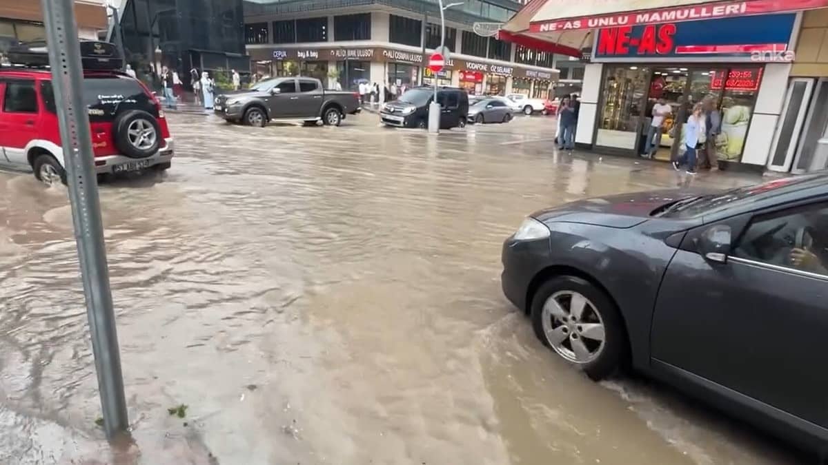 Rize sel sularına teslim oldu, valilikten kritik uyarı geldi Rize sel sularına teslim oldu, valilikten kritik uyarı geldi