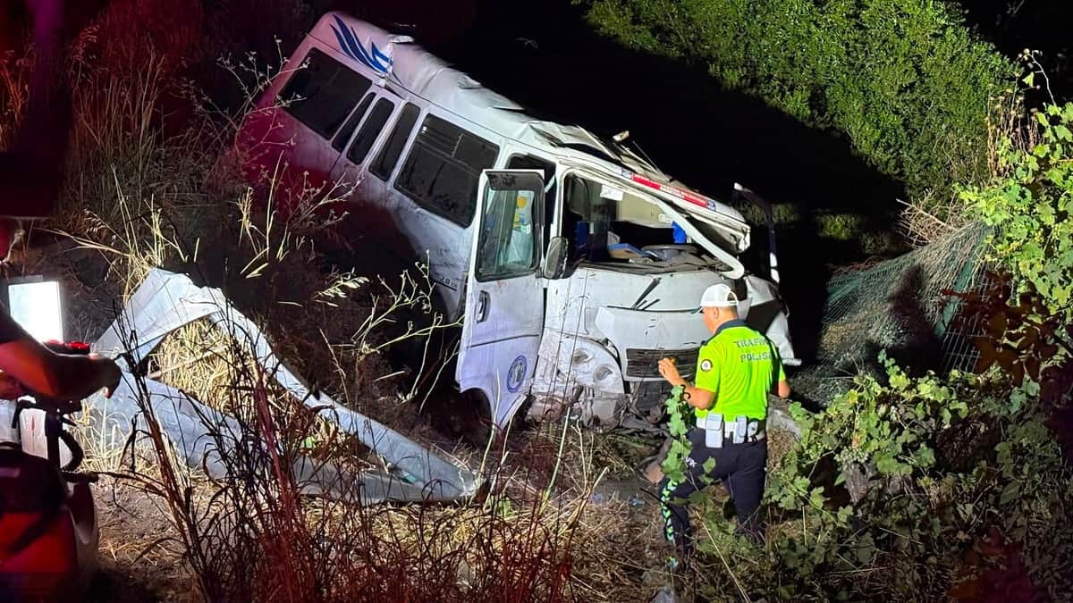Minibüs tarlaya devrildi: 1 ölü, 2 yaralı Minibüs tarlaya devrildi: 1 ölü, 2 yaralı