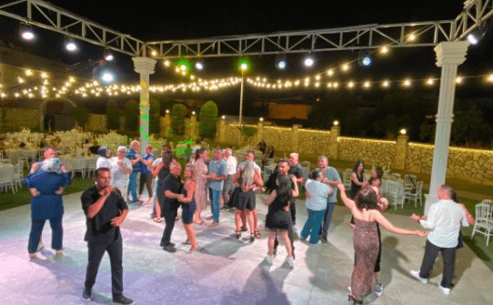 Gelin evlenmekten vazgeçince salon parası yanmasın diye düğün yaptı! Gelin evlenmekten vazgeçince salon parası yanmasın diye düğün yaptı!