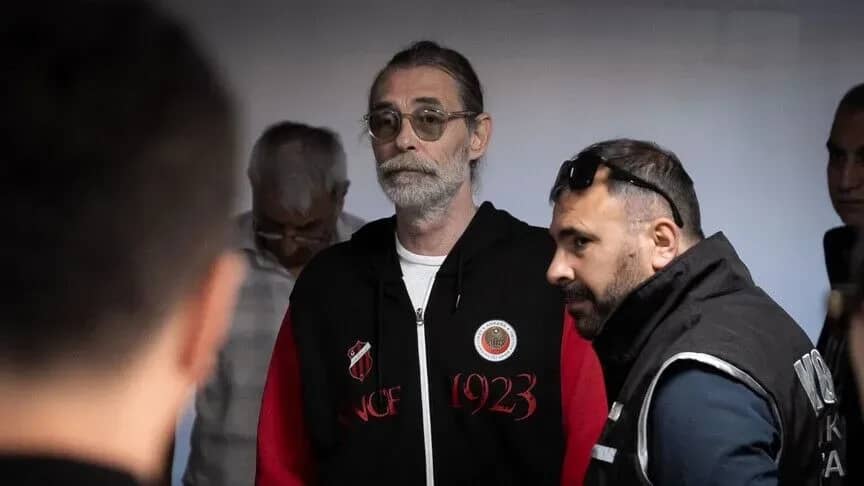 Erdal Beşikçioğlu'ndan 'pes' dedirten uyuşturucu savunması: "İkram ediyorlar, kıramıyorum" Erdal Beşikçioğlu'ndan 'pes' dedirten uyuşturucu savunması: "İkram ediyorlar, kıramıyorum"