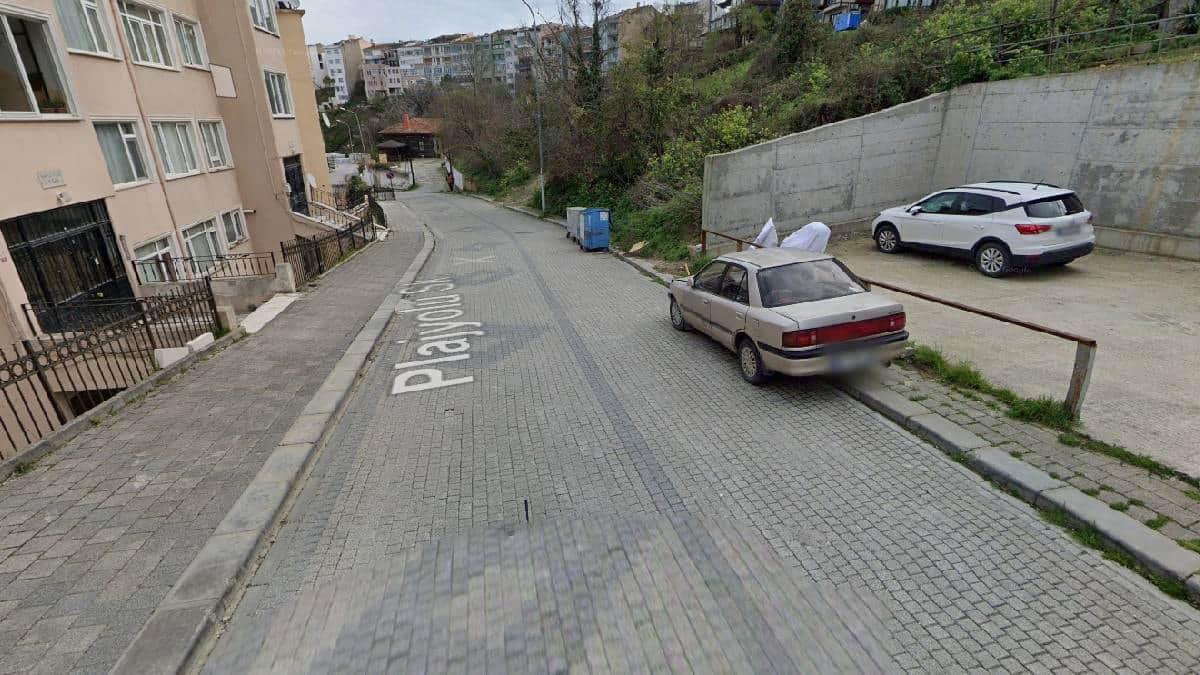 İstanbul'da bu yolun altında onlarca kişi yaşıyor: İşte yer altındaki apartman İstanbul'da bu yolun altında onlarca kişi yaşıyor: İşte yer altındaki apartman