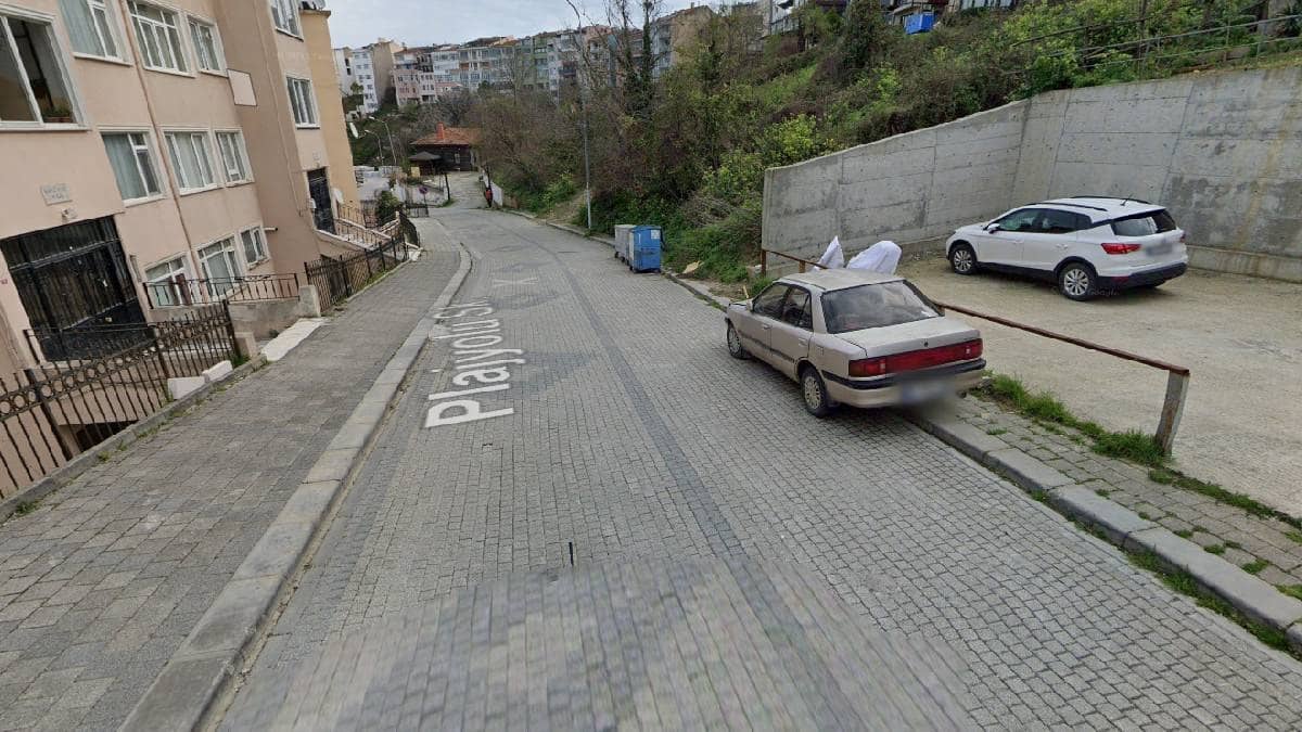 İstanbul'da bu yolun altında onlarca kişi yaşıyor: İşte yer altındaki apartman İstanbul'da bu yolun altında onlarca kişi yaşıyor: İşte yer altındaki apartman