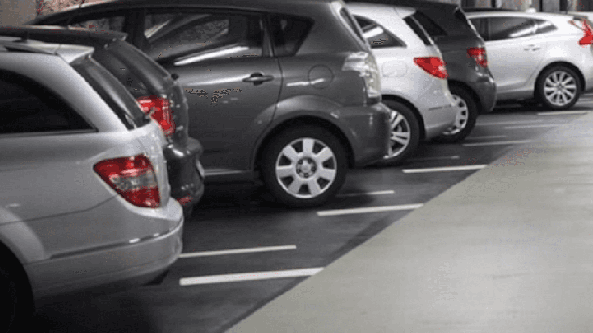 Otoparklarda kurallara uymayanların araçları böyle bağlanıyor Otoparklarda kurallara uymayanların araçları böyle bağlanıyor