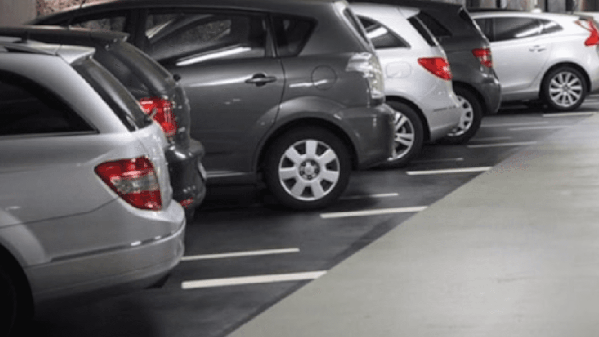 Otoparklarda kurallara uymayanların araçları böyle bağlanıyor Otoparklarda kurallara uymayanların araçları böyle bağlanıyor