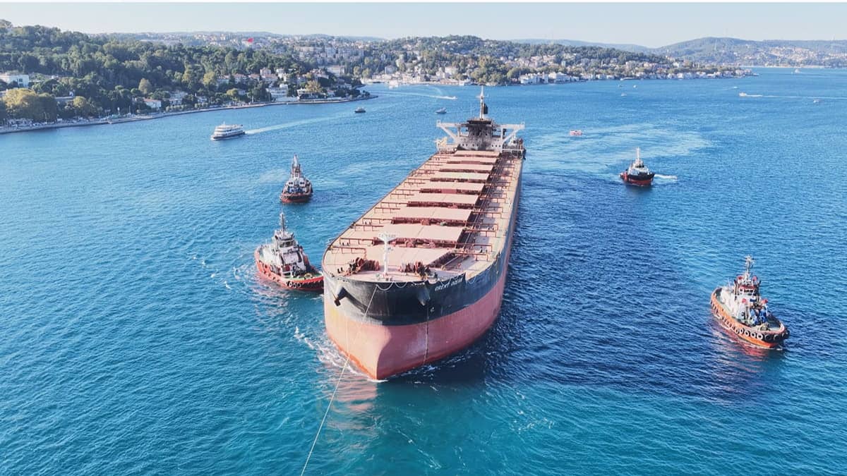 289 metrelik dev İstanbul Boğazı’ndan geçti: İHA saldırısına uğramıştı 289 metrelik dev İstanbul Boğazı’ndan geçti: İHA saldırısına uğramıştı
