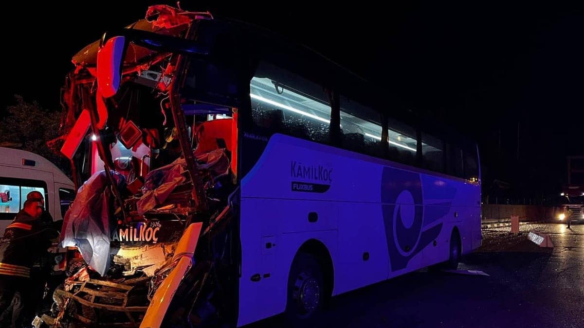 Yolcu otobüsü TIR'a çarptı: 2 kişi öldü, 17 kişi yaralandı Yolcu otobüsü TIR'a çarptı: 2 kişi öldü, 17 kişi yaralandı