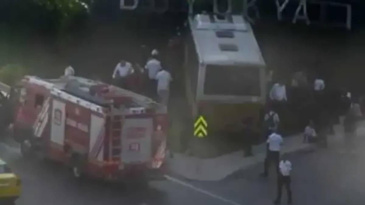 Zeytinburnu'ndaki kazada hayatını kaybedenlerin sayısı 3'e çıktı Zeytinburnu'ndaki kazada hayatını kaybedenlerin sayısı 3'e çıktı