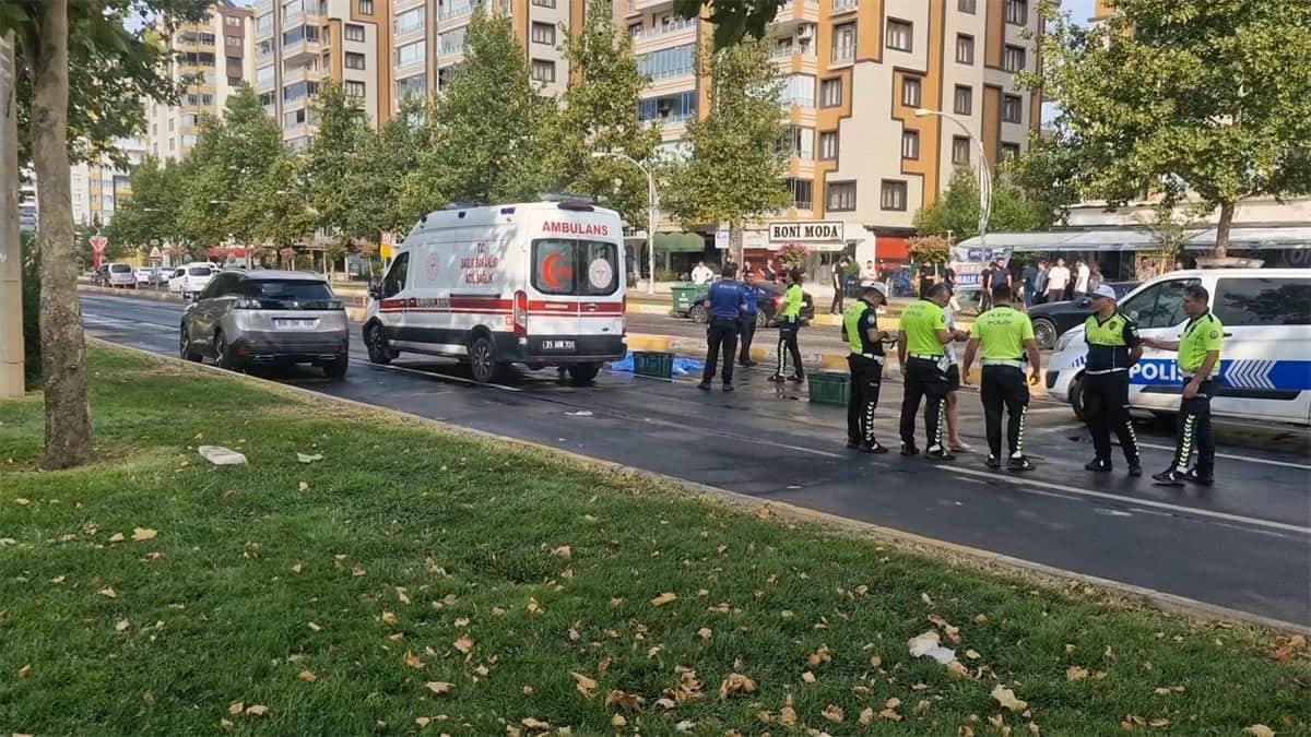 Diyarbakır’da feci kaza: Yolun karşısına geçmek isteyen yaya hayatını kaybetti Diyarbakır’da feci kaza: Yolun karşısına geçmek isteyen yaya hayatını kaybetti