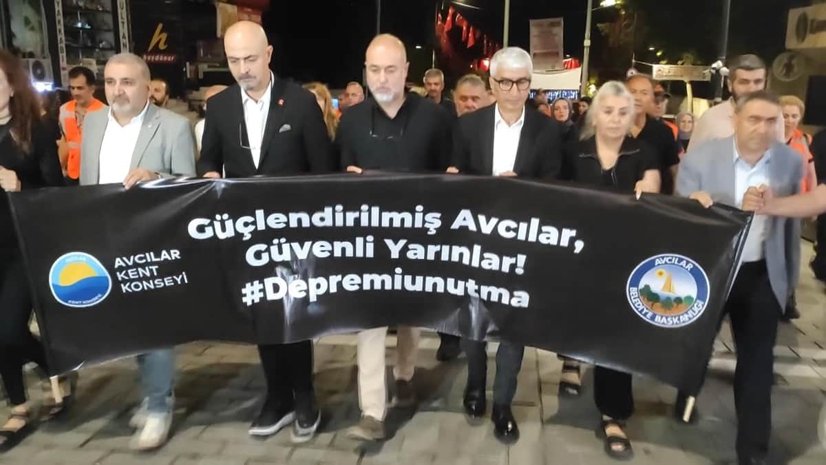 Marmara Depremi'nde hayatını kaybedenler İstanbul'da anıldı Marmara Depremi'nde hayatını kaybedenler İstanbul'da anıldı