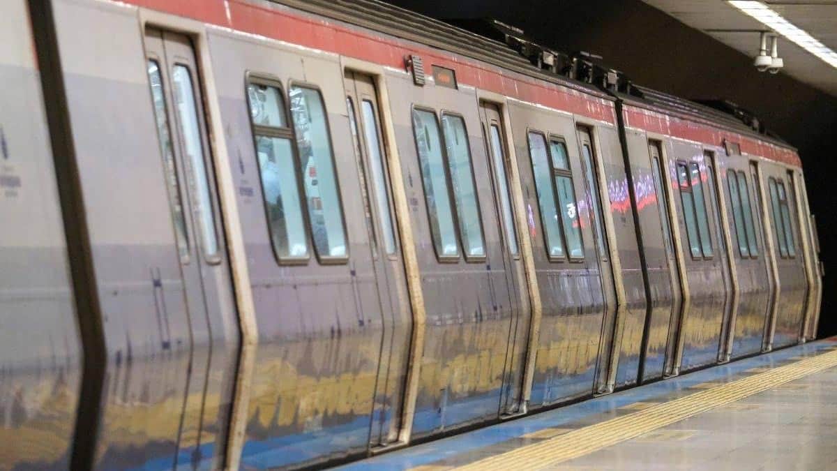 İstanbul’da metroda intihar girişimi: Durak kapatıldı İstanbul’da metroda intihar girişimi: Durak kapatıldı