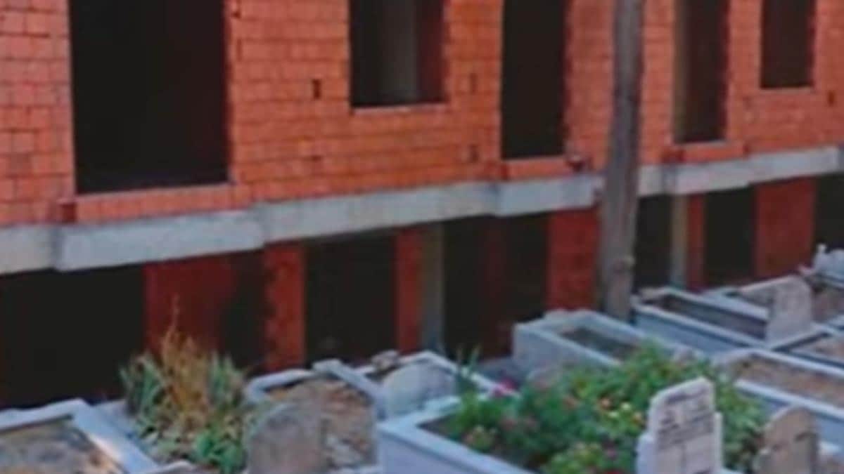 Satılık mezarlık manzaralı daireler: Görenleri şaşkına çeviren manzara Satılık mezarlık manzaralı daireler: Görenleri şaşkına çeviren manzara