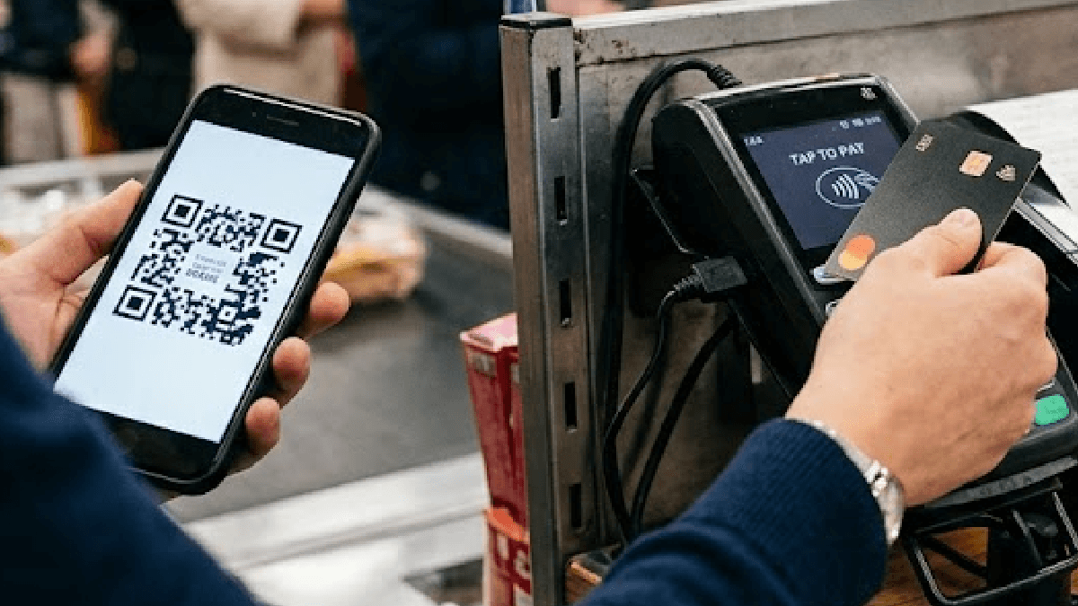 POS cihazında QR kod okutan yandı POS cihazında QR kod okutan yandı