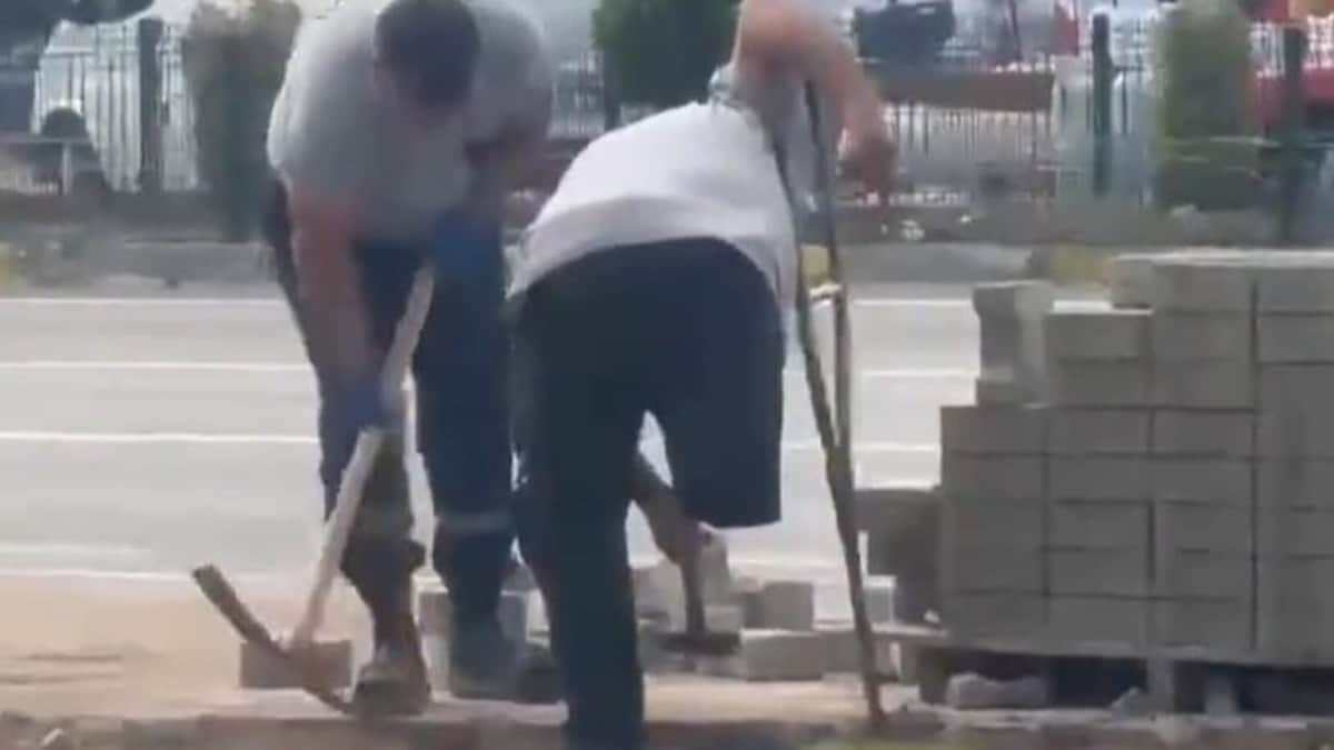 Bir bacağı olmayan engelli işçiye kilit taşı döşettiler! Bir bacağı olmayan engelli işçiye kilit taşı döşettiler!