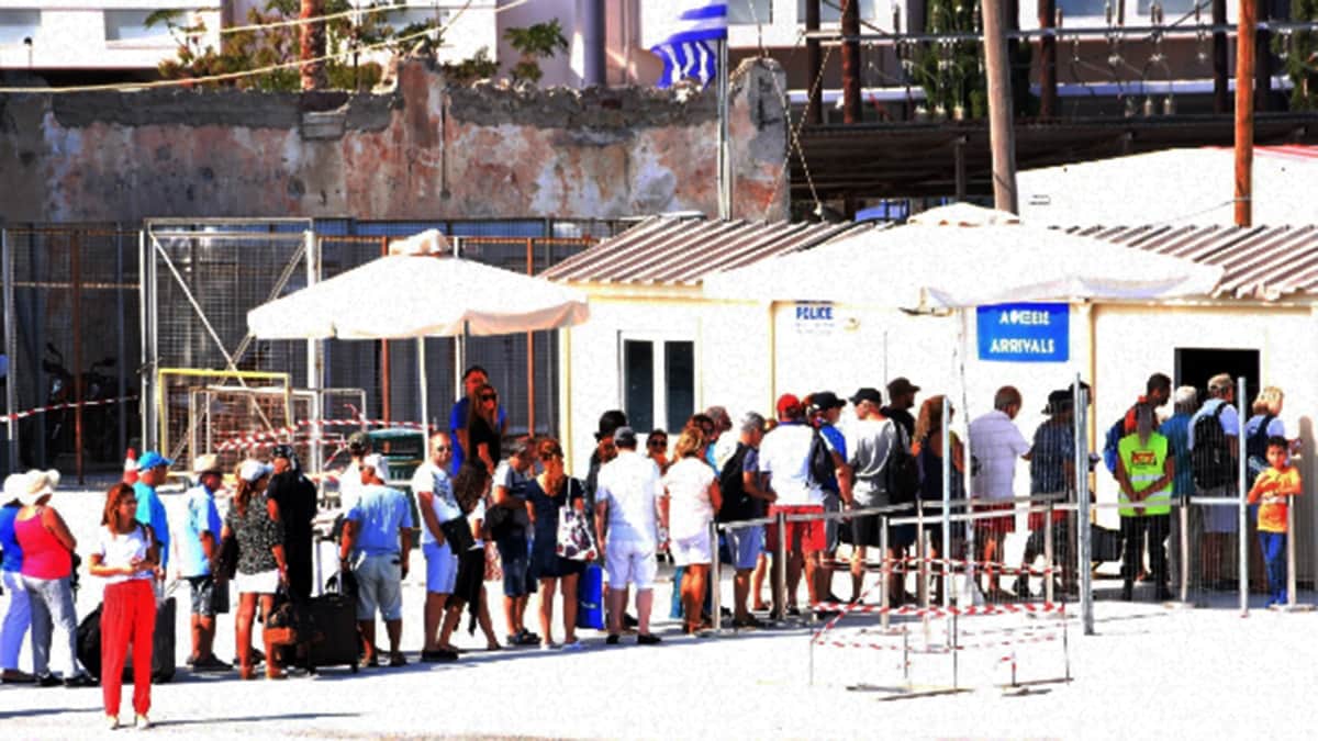 Kapıda vizeyi duyan uzun kuyruklar oluşturdu! Türk turist Yunan adalarını ihya etti... Kapıda vizeyi duyan uzun kuyruklar oluşturdu! Türk turist Yunan adalarını ihya etti...
